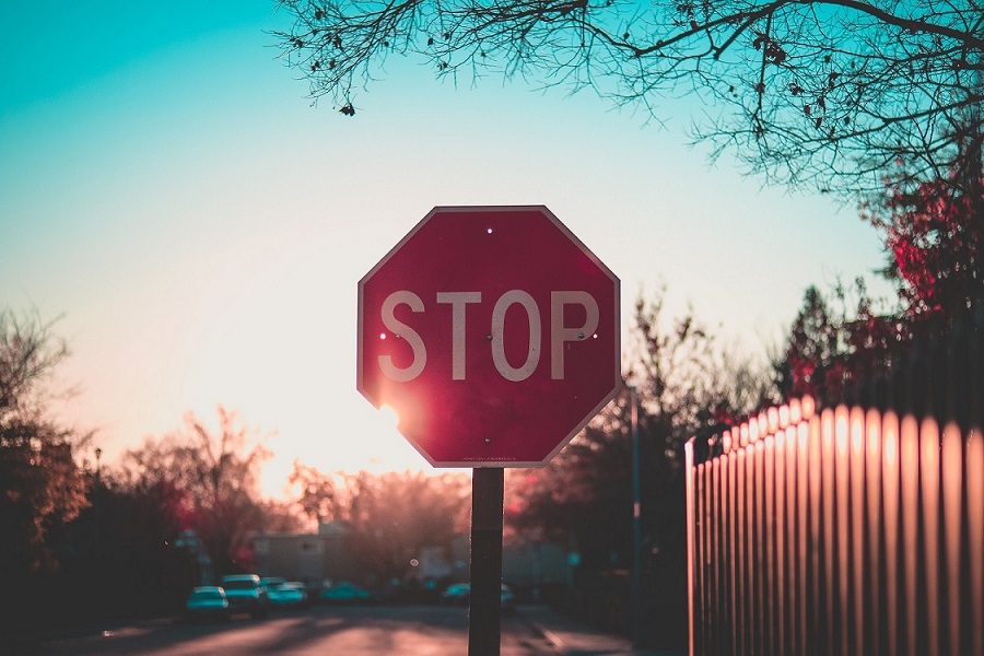 Stop_sign_against_sunset